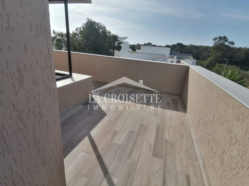 Triplex S+4 avec jardin et piscine à Gammarth