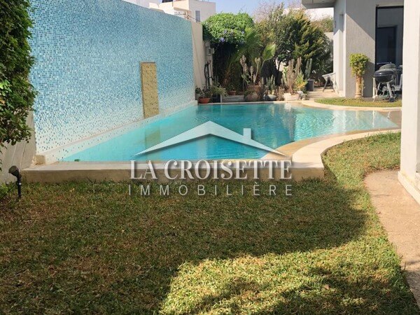 Une villa meublée S+4  avec piscine à La Soukra 