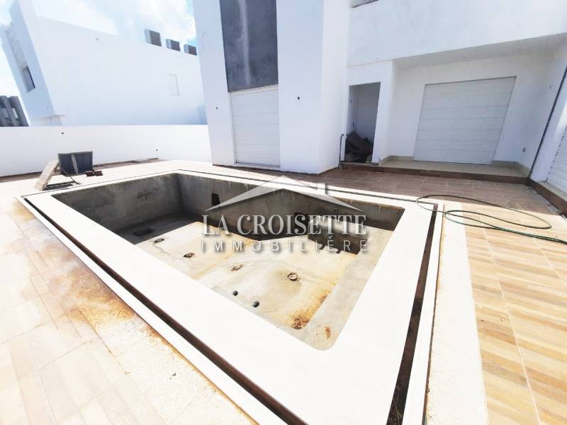 Une villa S+9  haut standing avec piscine à La Soukra