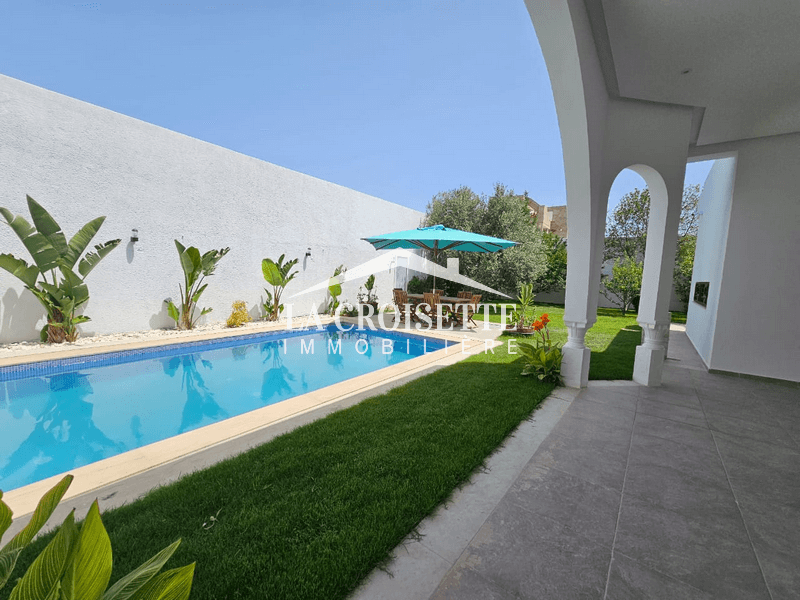 Villa plain pied S+4 avec piscine à La Soukra