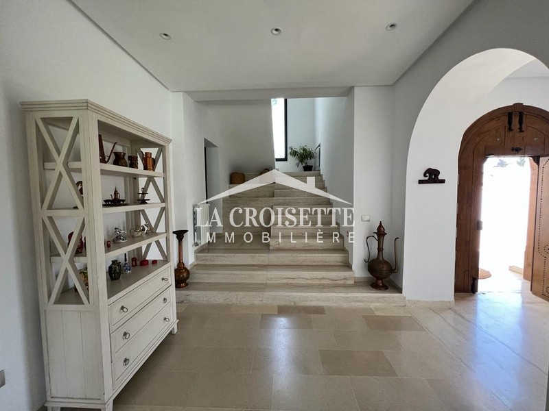 Villa S+5 à La Soukra