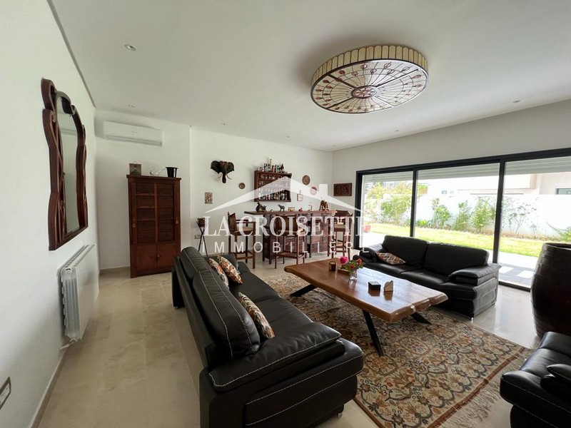 Villa S+5 meublé à La Soukra