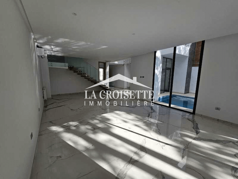 Villa S+4 avec piscine à La Soukra