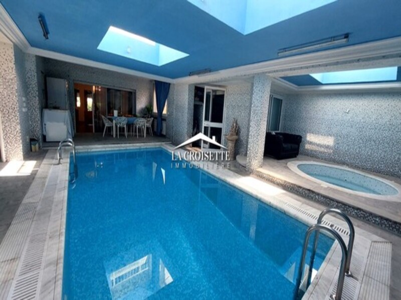 Villa S+4 avec loft indépendant et piscine couverte aux Jardins de Carthage