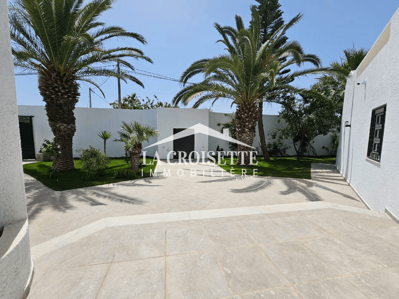 Villa S+4 avec piscine à La Soukra