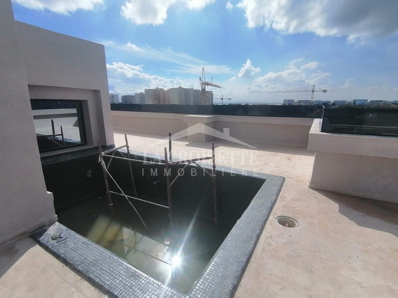 Penthouse en cours de finition S+4 avec piscine aux Jardins de Carthage